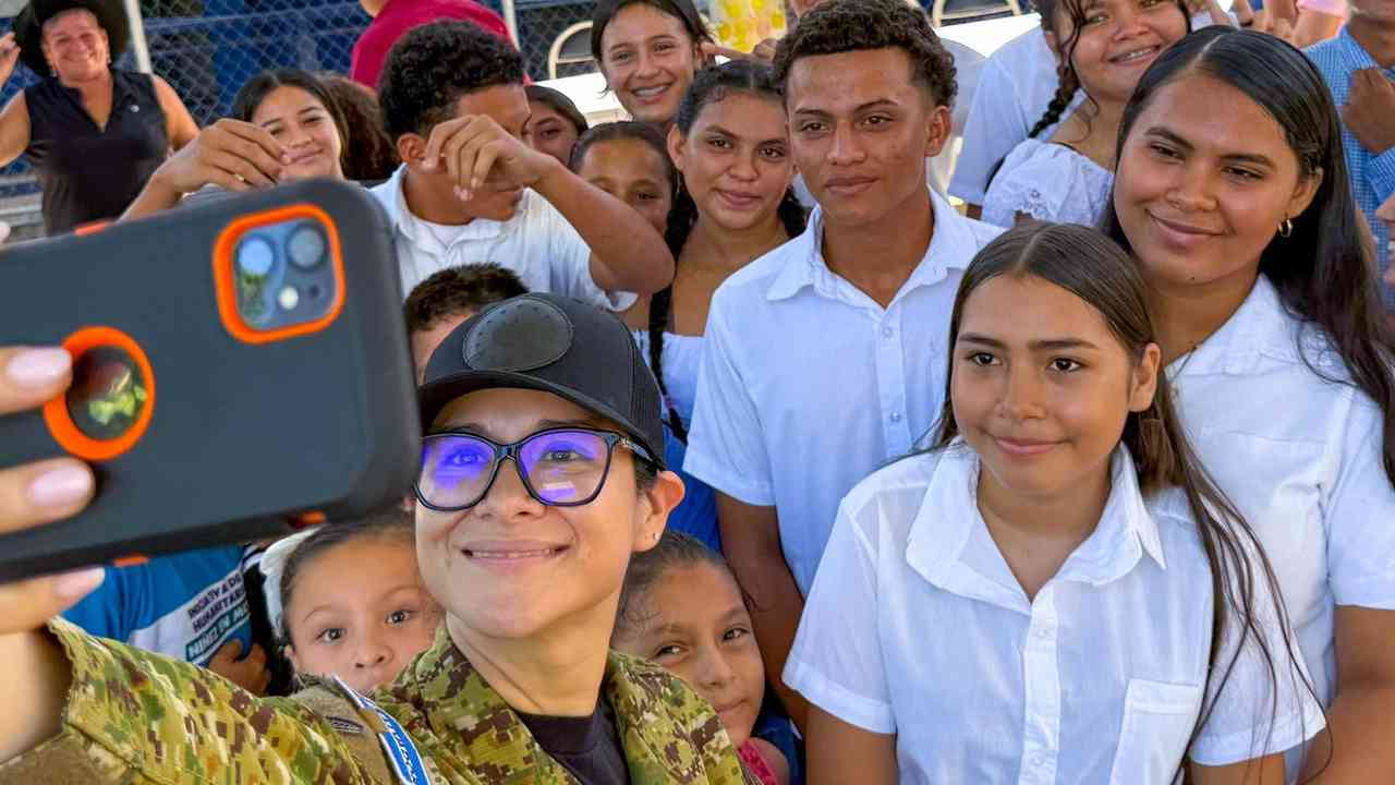 La titular de Educación, Karla Edith Trigueros, documentó su viaje a más de 200 km de la capital para supervisar la aplicación de planes de modernización educativa y el uso de nuevas tecnologías en las islas de Meanguera del Golfo. Foto: Cortesía