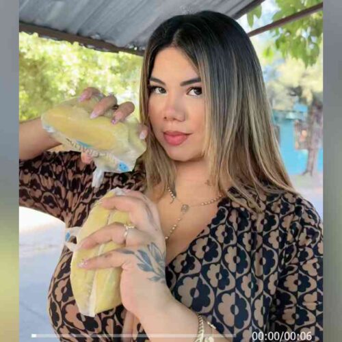 Abigail Mancía. El meme viral la muestra regresando a "la venta" con bolsas que parecen contener tamales o atoles. Captura de pantalla.
