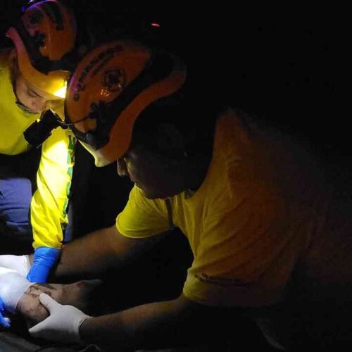 Un ciclista resultó con lesiones de consideración en un fuerte accidente de tránsito en la carretera hacia Las Hojas, San Pedro Masahuat, en La Paz. Fue necesaria la intervención de socorristas y la PNC. Foto: Comandos de Salvamento