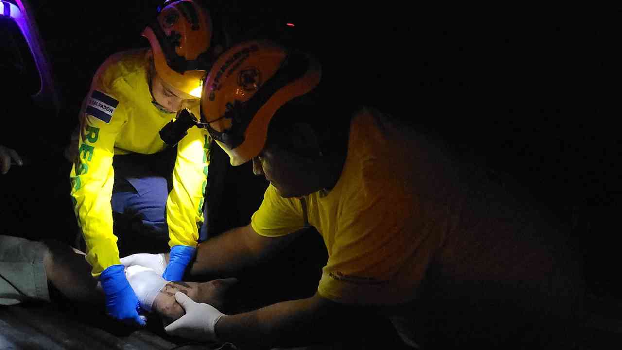 Un ciclista resultó con lesiones de consideración en un fuerte accidente de tránsito en la carretera hacia Las Hojas, San Pedro Masahuat, en La Paz. Fue necesaria la intervención de socorristas y la PNC. Foto: Comandos de Salvamento