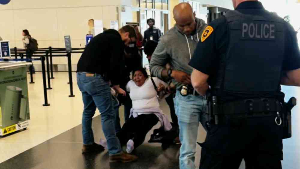 El activista de MAGA Derrick Evans, quien fue indultado por su rol en el asalto al Capitolio, exigió la Deportación de una salvadoreña. Foto: Captura de pantalla