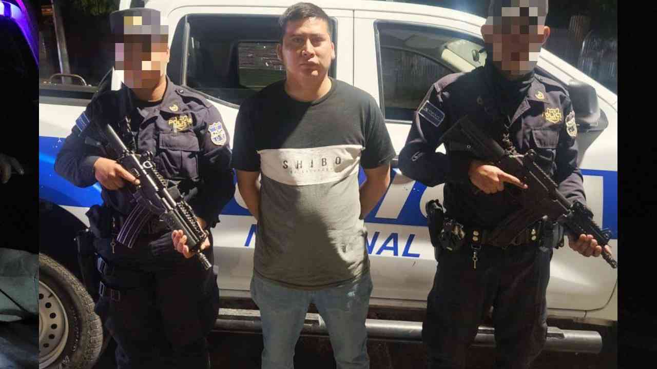 Un golpe a las estructuras criminales. La PNC detuvo en Monte San Juan, Cuscatlán, a Alexis Jhonatan Juárez Orellana, alias “Gato”, un extorsionista de la MS13, quien ahora enfrentará cargos por Agrupaciones Ilícitas. Cortesía