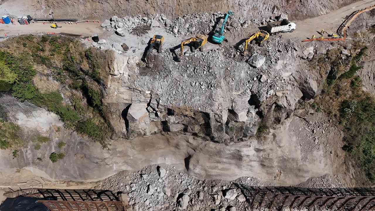 El VMT gestiona las afectaciones en el tramo Los Chorros tras la voladura controlada de talud, manteniendo el paso restringido en ambos sentidos. Conoce las rutas alternas clave para vehículos particulares y el transporte colectivo. Foto: Obras Públicas.