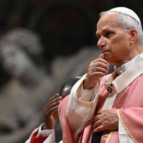 El atuendo rosado del papa León XIV en la misa de Gaudete se convierte en tendencia mundial, atrayendo miles de memes y comentarios. Descubre por qué el Papa de Rosa usa este color y el significado real de esta tradición litúrgica que se viralizó. Foto: Cortesía