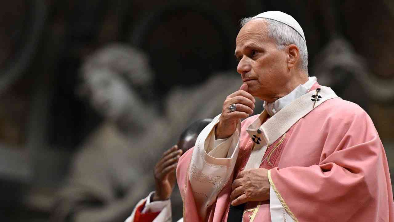 El atuendo rosado del papa León XIV en la misa de Gaudete se convierte en tendencia mundial, atrayendo miles de memes y comentarios. Descubre por qué el Papa de Rosa usa este color y el significado real de esta tradición litúrgica que se viralizó. Foto: Cortesía