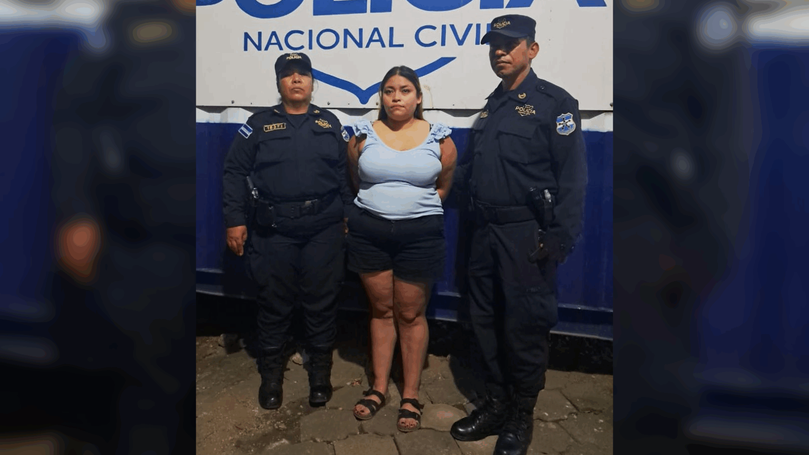 La Policía Nacional Civil (PNC) capturó a Vanessa Marjorie Crespín Medrano, alias "la mujer del Sayper", miembro de la pandilla 18 Revolucionarios (18R), acusada de extorsión agravada en Santa Ana. Usaba la plataforma ONI para cometer sus delitos y será procesada por agrupaciones ilícitas. Foto: PNCSV.