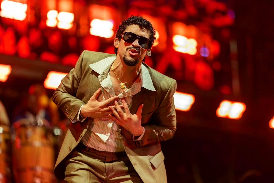 Bad Bunny marcará un hito en el Super Bowl 2026 al ser el primer artista en incluir un programa de lenguaje de señas multilingüe en su presentación, dirigido por la artista puertorriqueña Celimar Rivera. El show también contará con intérpretes para los himnos. Foto: @tonitozayas.
