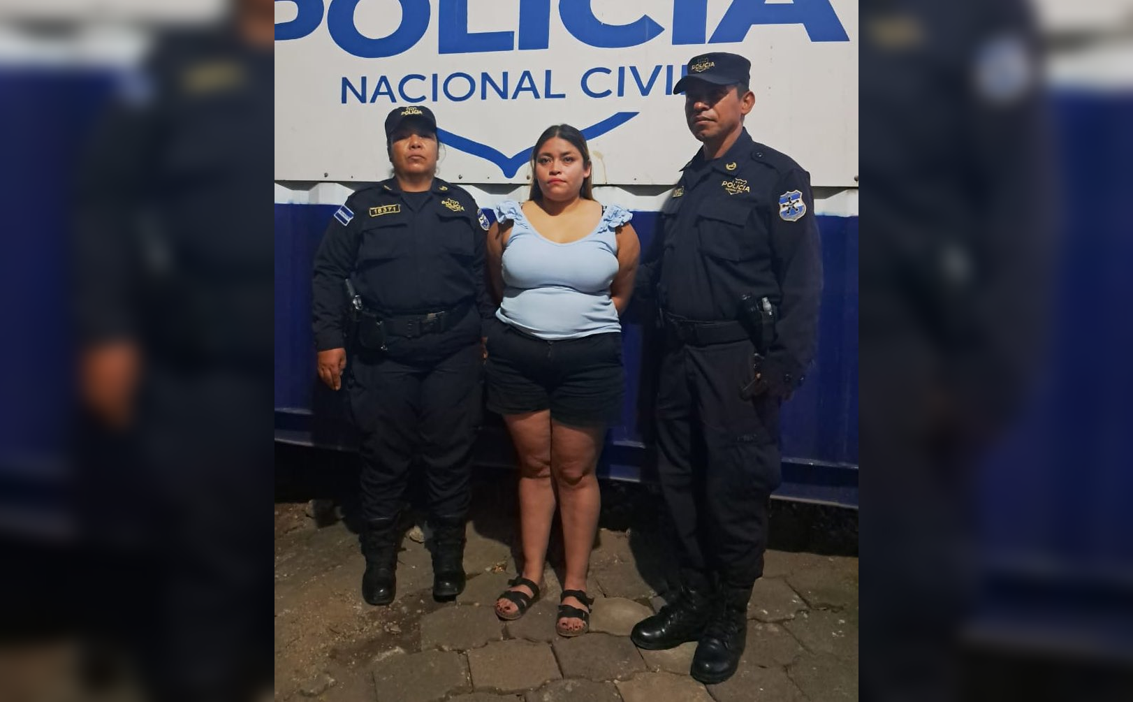 La Policía Nacional Civil (PNC) capturó a Vanessa Marjorie Crespín Medrano, alias "la mujer del Sayper", miembro de la pandilla 18 Revolucionarios (18R), acusada de extorsión agravada en Santa Ana. Usaba la plataforma ONI para cometer sus delitos y será procesada por agrupaciones ilícitas. Foto: PNCSV.