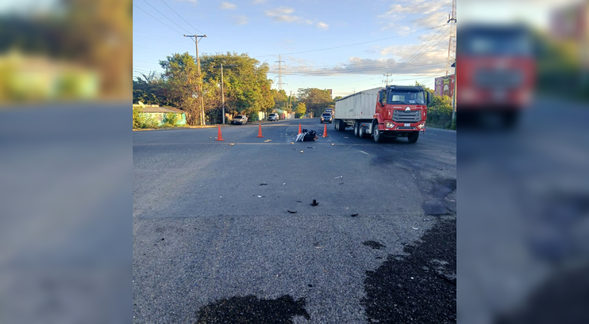 Un hombre de 56 años perdió la vida este sábado tras impactar con un transporte de carga en Acajutla; la motocicleta se incendió tras el choque. Foto: PNCSV.