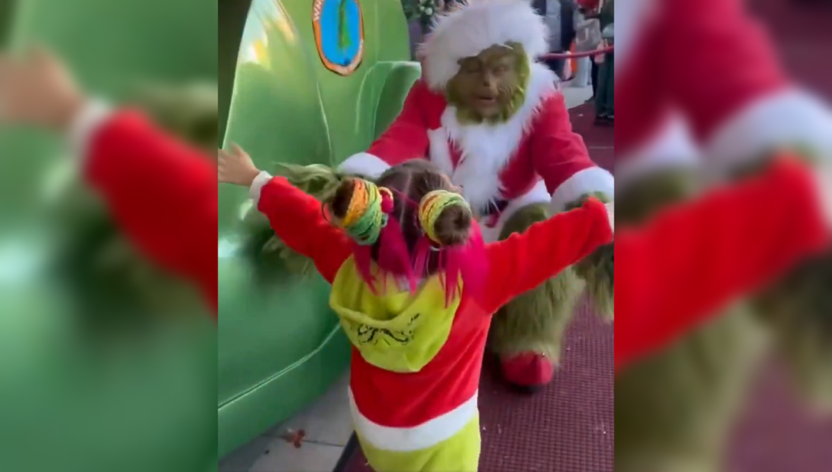 Un actor de parque temático se vuelve viral al dejar de lado el inglés para conectar con dos niños mexicanos de Guadalajara en su propio idioma. Foto: Cortesía.