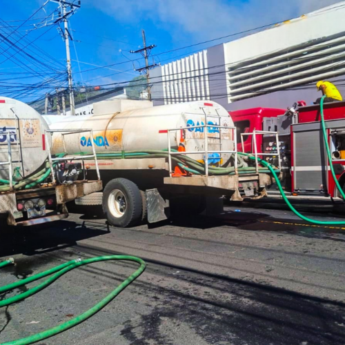 Cuerpo de Bomberos y equipos de ANDA trabajaron coordinadamente para sofocar un voraz siniestro estructural en una zona comercial de San Salvador. Foto: @ANDASV.