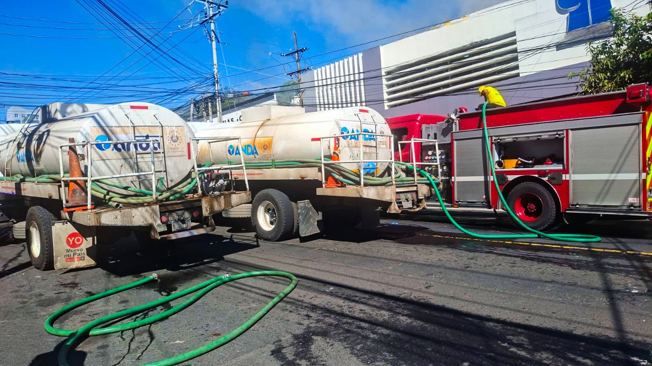 Cuerpo de Bomberos y equipos de ANDA trabajaron coordinadamente para sofocar un voraz siniestro estructural en una zona comercial de San Salvador. Foto: @ANDASV.