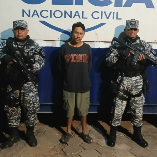 La Policía Nacional Civil (PNC) capturó a un joven de 18 años en Chalchuapa tras sustraer una motocicleta bajo la promesa falsa de compra. Foto: PNCSV.