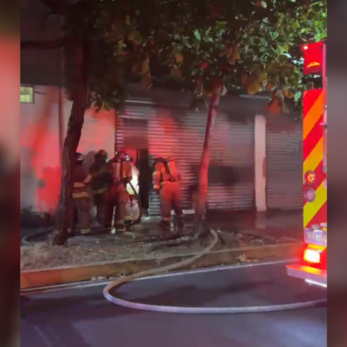 Cuerpos de socorro y Bomberos de El Salvador unieron esfuerzos para sofocar un voraz incendio estructural que dejó cuantiosas pérdidas materiales en la Calle Antigua Zacamil. Foto: Cruz Verde Salvadoreña.