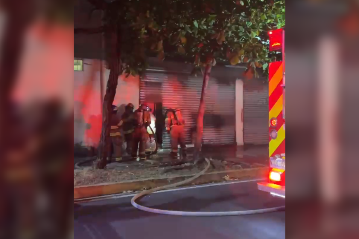 Cuerpos de socorro y Bomberos de El Salvador unieron esfuerzos para sofocar un voraz incendio estructural que dejó cuantiosas pérdidas materiales en la Calle Antigua Zacamil. Foto: Cruz Verde Salvadoreña.