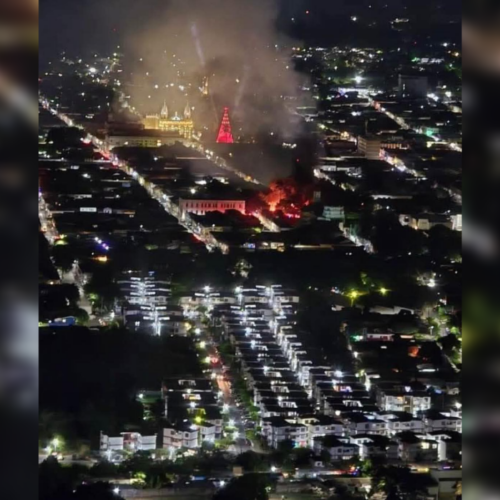 Un fuerte incendio en el parque Menéndez moviliza a Bomberos; el Gobierno anuncia ayuda económica para los comerciantes afectados por el siniestro. Foto: Cortesía.