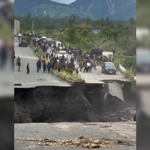 Una carretera en Indonesia colapsó de forma espectacular, recordando escenas de "2012", tras intensas lluvias y deslizamientos de tierra. Las imágenes virales muestran el momento exacto en que el asfalto se deshizo ante la mirada de testigos. Foto: Cortesía.