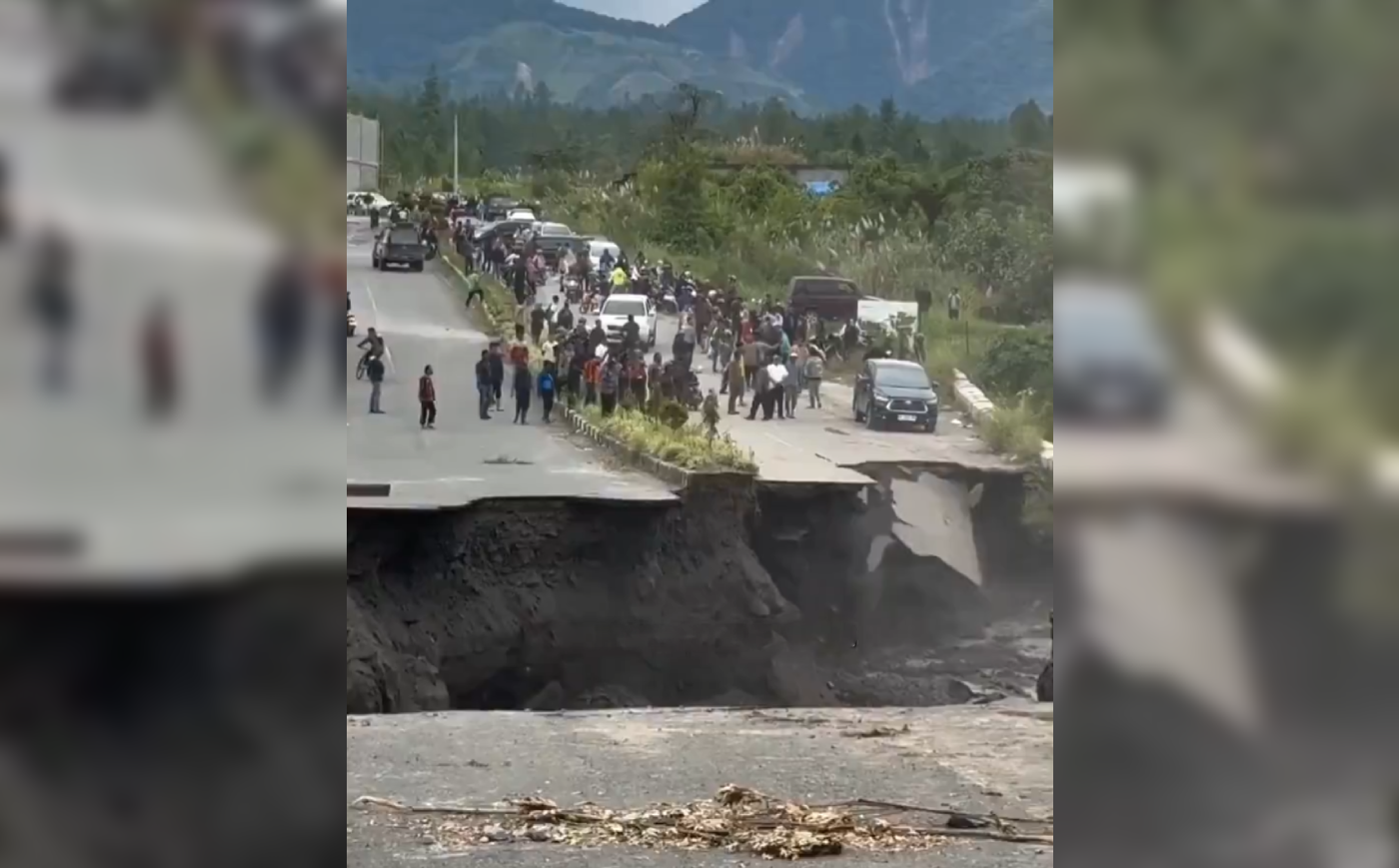 Una carretera en Indonesia colapsó de forma espectacular, recordando escenas de "2012", tras intensas lluvias y deslizamientos de tierra. Las imágenes virales muestran el momento exacto en que el asfalto se deshizo ante la mirada de testigos. Foto: Cortesía.