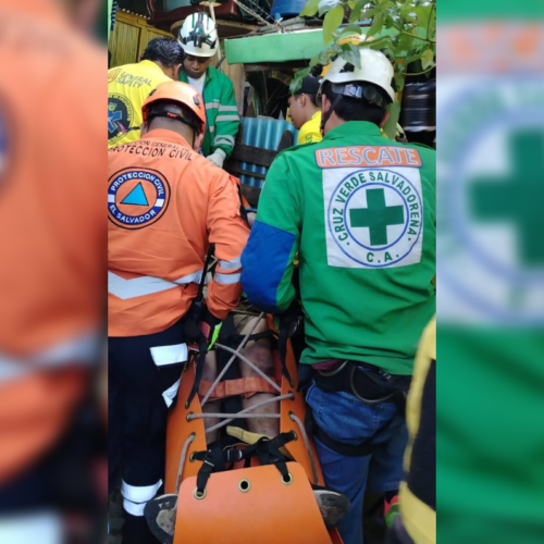 Cuerpos de socorro auxiliaron a Rafael Hernández, de 52 años, quien sufrió múltiples traumas tras caer al vacío en la Comunidad Gallegos 2. Foto: Cruz Verde Salvadoreña.