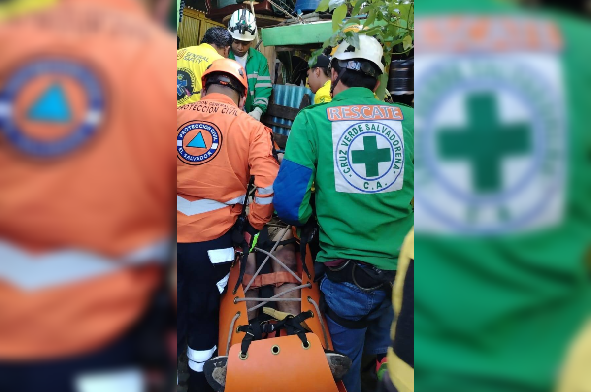 Cuerpos de socorro auxiliaron a Rafael Hernández, de 52 años, quien sufrió múltiples traumas tras caer al vacío en la Comunidad Gallegos 2. Foto: Cruz Verde Salvadoreña.
