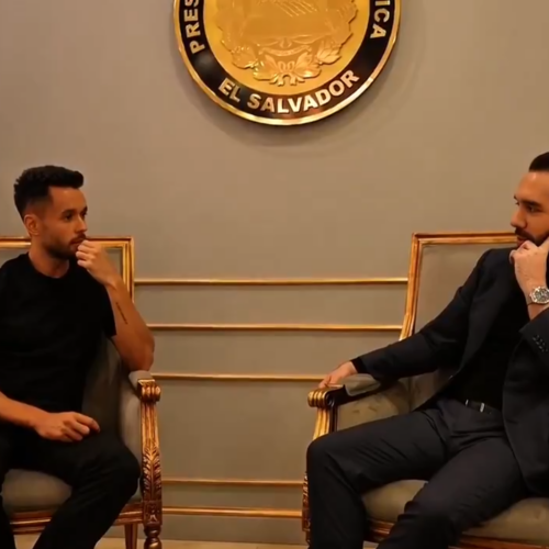 El presidente Nayib Bukele confesó que tiene un acuerdo familiar con su esposa para retirarse en 2029, pero su deseo de continuar las transformaciones en El Salvador pone en duda este pacto. ¿Qué decidirá? Foto: @Nayibbukele