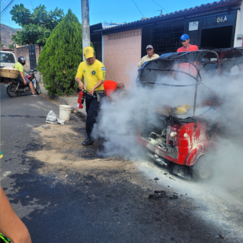 Elementos de Comandos de Salvamento evitaron que una mototaxi se consumiera totalmente en un incendio en la colonia Madre Tierra, en Apopa. Foto: Comandos de salvamento.