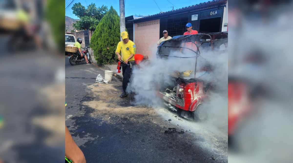 Elementos de Comandos de Salvamento evitaron que una mototaxi se consumiera totalmente en un incendio en la colonia Madre Tierra, en Apopa. Foto: Comandos de salvamento.