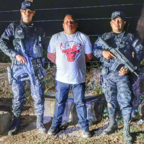 Oseas Romero Vásquez fue detenido tras herir de gravedad a una víctima durante una discusión por una mujer en Yamabal, Morazán. La PNC actuó rápido para aplicar la justicia. Foto: PNCSV.