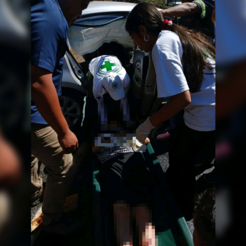 Dos vehículos colisionaron en Cerro Partido, Chalatenango, movilizando a instituciones de primera respuesta. Tres personas resultaron heridas en el accidente. Foto: Cortesía.