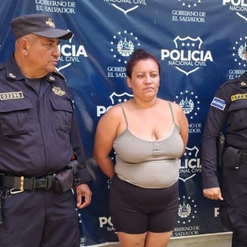 La Policía Nacional Civil (PNC) capturó en Izalco, Sonsonate, a Ruth Nohemí Cortez Torres, alias "La Chuquera", pandillera de la MS-13 y miembro de la clica Armenia Locos Salvatruchos. Era buscada por extorsión y agrupaciones ilícitas. Foto: PNCSV.
