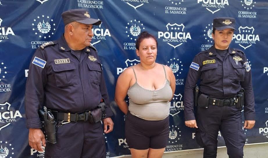 La Policía Nacional Civil (PNC) capturó en Izalco, Sonsonate, a Ruth Nohemí Cortez Torres, alias "La Chuquera", pandillera de la MS-13 y miembro de la clica Armenia Locos Salvatruchos. Era buscada por extorsión y agrupaciones ilícitas. Foto: PNCSV.