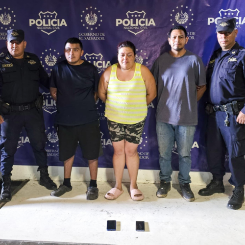 La PNC y Fuerzas Armadas capturaron a tres pandilleros de la MS-13 en el cantón El Progreso, Santa Tecla. Los detenidos, con órdenes de captura por agrupaciones ilícitas, pertenecen a la clica Kaskajeras Locos Salvatruchos. Foto: PNCSV.