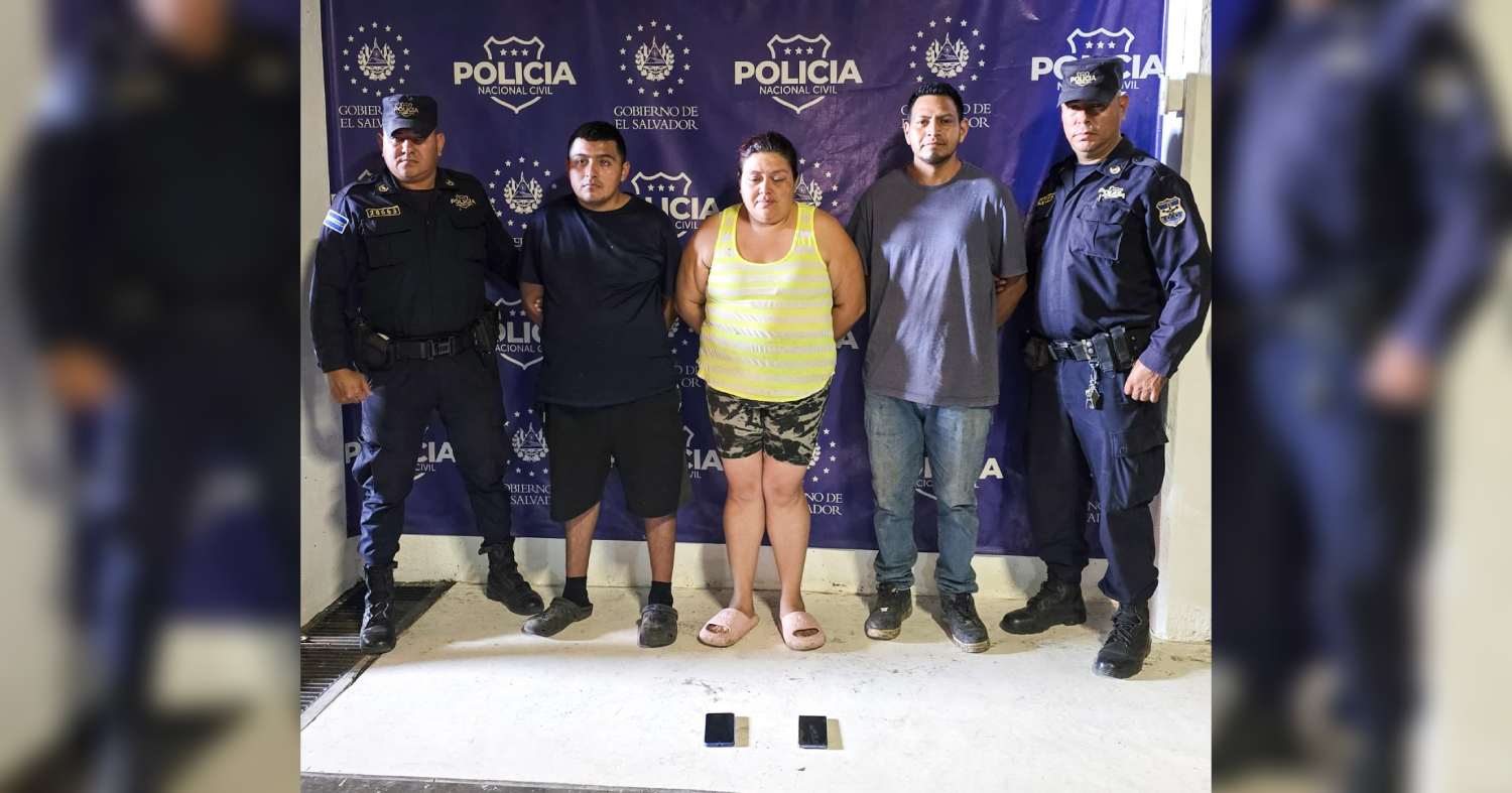 La PNC y Fuerzas Armadas capturaron a tres pandilleros de la MS-13 en el cantón El Progreso, Santa Tecla. Los detenidos, con órdenes de captura por agrupaciones ilícitas, pertenecen a la clica Kaskajeras Locos Salvatruchos. Foto: PNCSV.