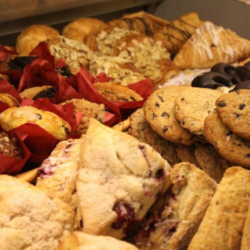 Expertos en cardiología advierten sobre alimentos que perjudican la salud cardiovascular, como carnes procesadas, fritos y ultraprocesados. Conoce cuáles reducir para proteger tu corazón y qué alternativas saludables elegir. Foto: Pexels / Leigh patrick