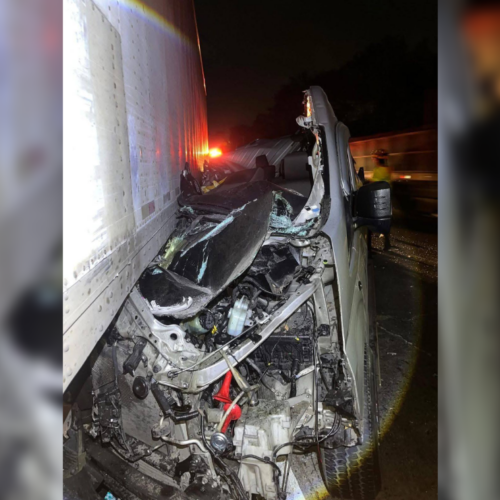 Un conductor de microbús sobrevivió de milagro tras un aparatoso accidente en la carretera del Redondel Integración hacia Quezaltepeque. Socorristas de Cruz Verde Apopa atendieron al motorista, quien solo presentó golpes leves. Foto: Cruz Verde.