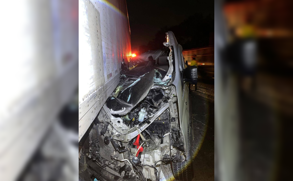 Un conductor de microbús sobrevivió de milagro tras un aparatoso accidente en la carretera del Redondel Integración hacia Quezaltepeque. Socorristas de Cruz Verde Apopa atendieron al motorista, quien solo presentó golpes leves. Foto: Cruz Verde.