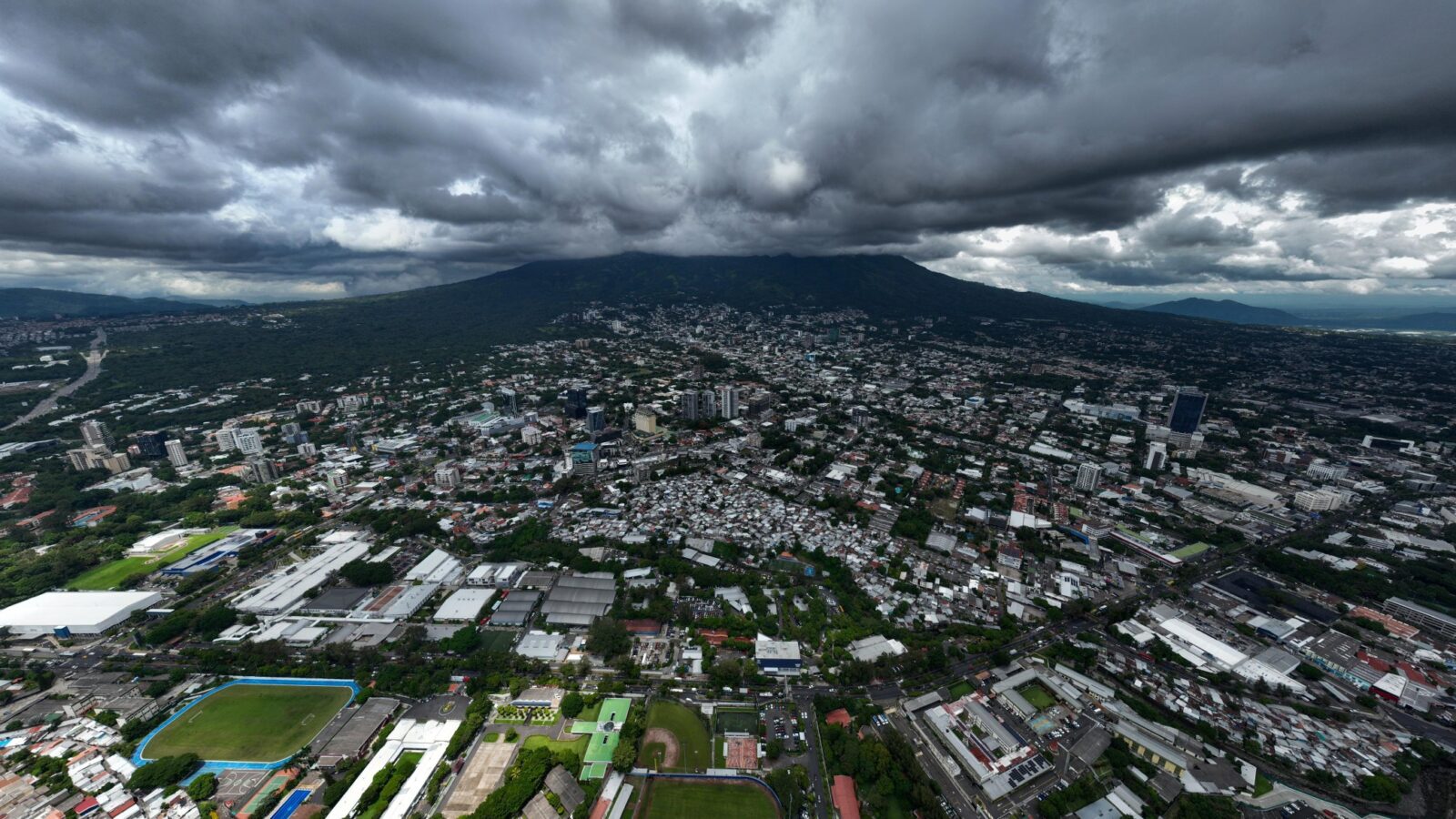 El Ministerio de Medio Ambiente (MARN) advirtió sobre lluvias fuertes en varias zonas de El Salvador este 9 de diciembre, especialmente en la cordillera volcánica, zona norte y oriente, con riesgo de inundaciones y deslizamientos. Foto: MARN.