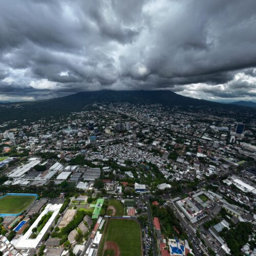 El Ministerio de Medio Ambiente (MARN) advirtió sobre lluvias fuertes en varias zonas de El Salvador este 9 de diciembre, especialmente en la cordillera volcánica, zona norte y oriente, con riesgo de inundaciones y deslizamientos. Foto: MARN.