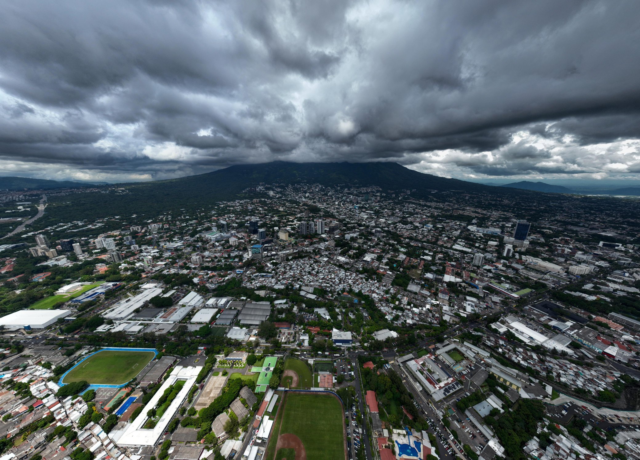 El Ministerio de Medio Ambiente (MARN) advirtió sobre lluvias fuertes en varias zonas de El Salvador este 9 de diciembre, especialmente en la cordillera volcánica, zona norte y oriente, con riesgo de inundaciones y deslizamientos. Foto: MARN.