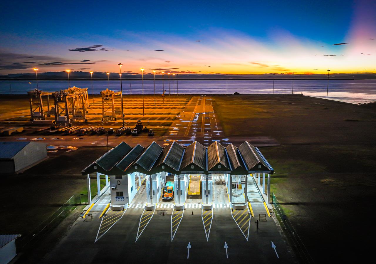 El Salvador impulsa su crecimiento económico mediante la Modernización Portuaria SV, reduciendo la espera de barcos y atrayendo inversiones estratégicas en Acajutla y La Unión. Foto: @SecPrensaSV.