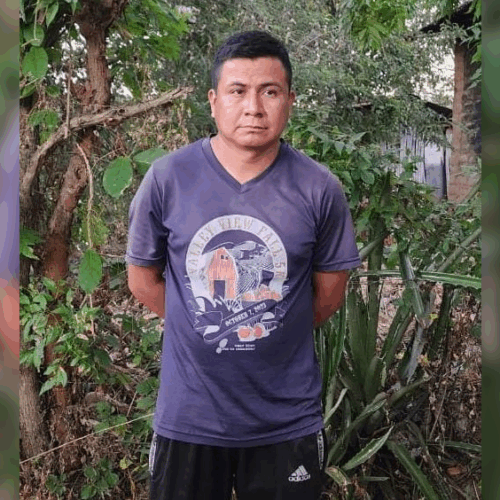 La Policía Nacional Civil (PNC) y @FUERZARMADASV capturaron a Hermógenes Humberto Rivas Pérez, alias "Burra", gatillero de la MS-13 y miembro de la clica Cobras Locos Salvatruchos. El sujeto, buscado desde 2017 por agrupaciones ilícitas, fue detenido en el caserío Príncipe de Paz, Ahuachapán. Foto: PNCSV.