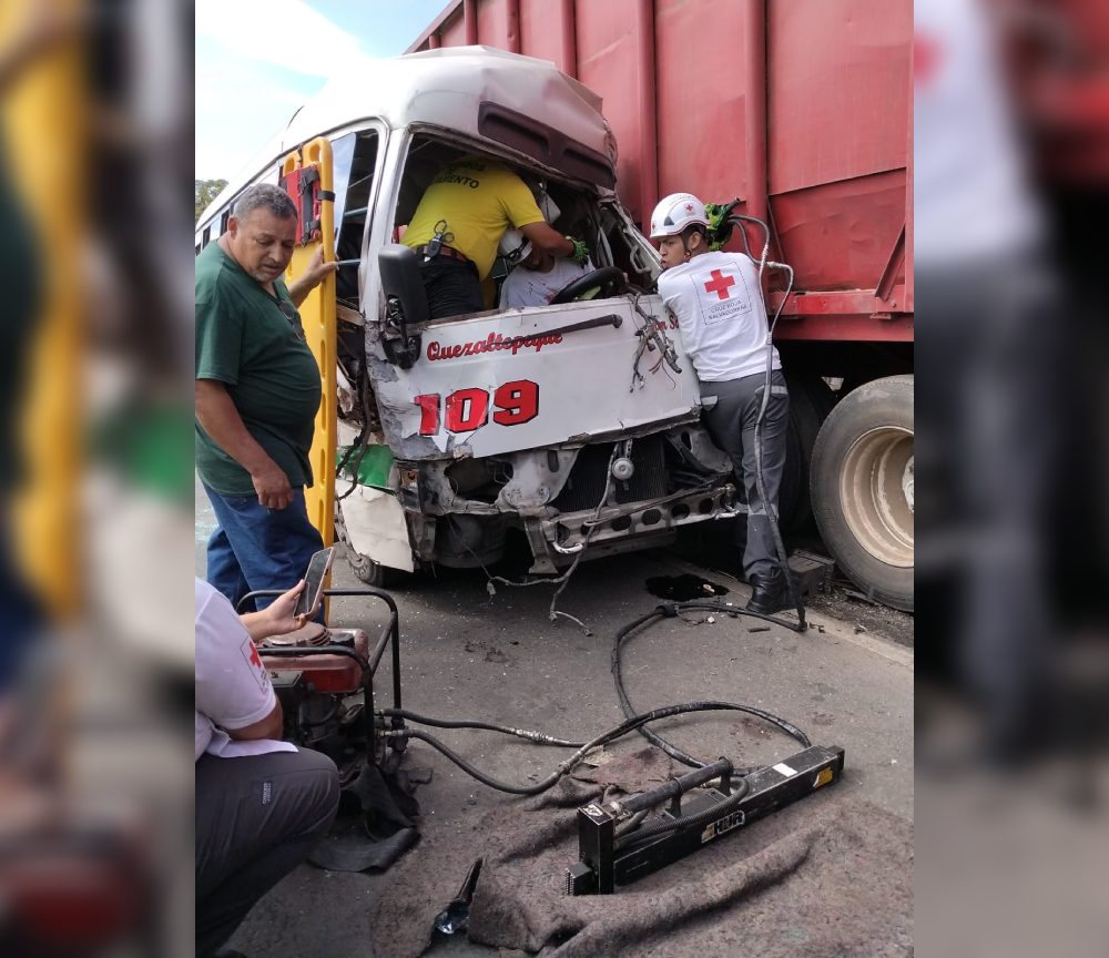 Un accidente vial en la carretera Apopa-Nejapa dejó a un motorista atrapado en el microbús de la ruta 109. Comandos de Salvamento y Cruz Roja Salvadoreña atendieron el siniestro, que involucró a varios vehículos. Foto: Cortesía.