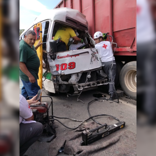 Un accidente vial en la carretera Apopa-Nejapa dejó a un motorista atrapado en el microbús de la ruta 109. Comandos de Salvamento y Cruz Roja Salvadoreña atendieron el siniestro, que involucró a varios vehículos. Foto: Cortesía.