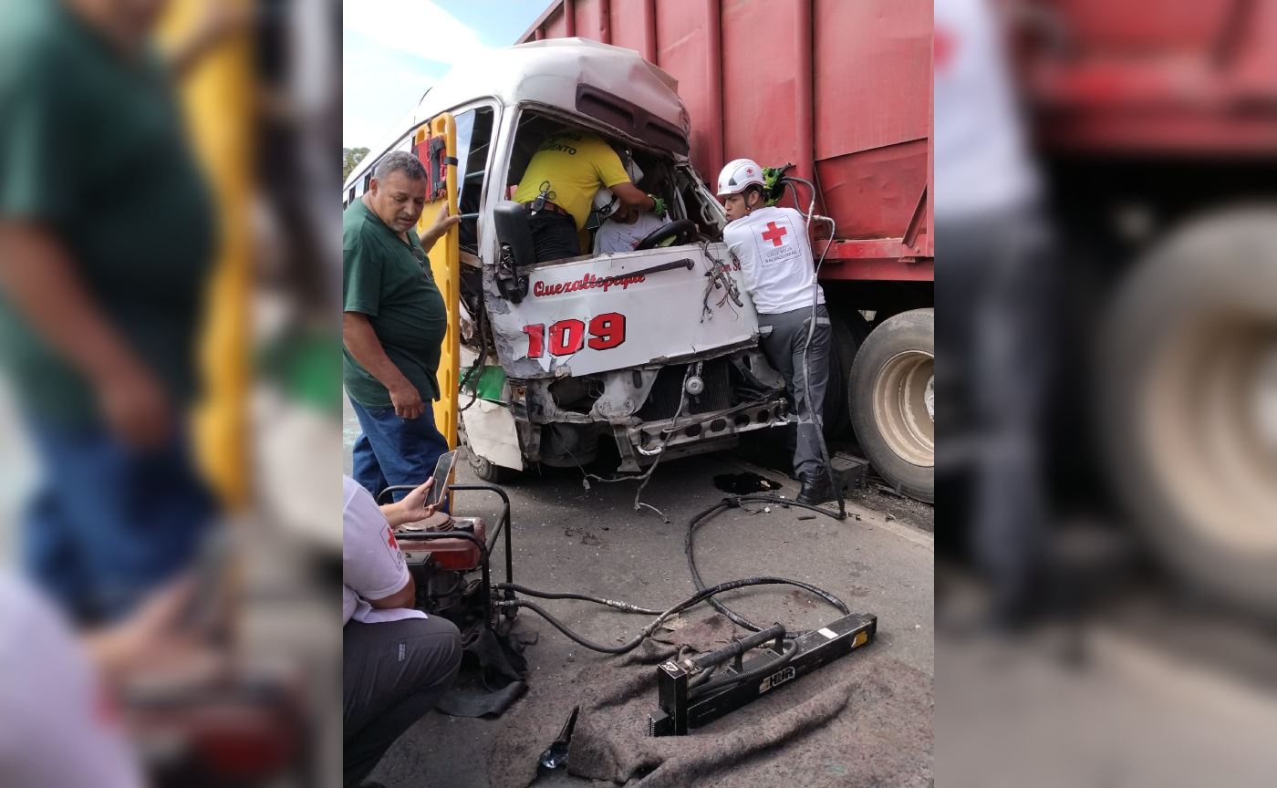 Un accidente vial en la carretera Apopa-Nejapa dejó a un motorista atrapado en el microbús de la ruta 109. Comandos de Salvamento y Cruz Roja Salvadoreña atendieron el siniestro, que involucró a varios vehículos. Foto: Cortesía.