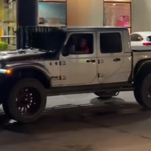 El Hermano Fausto, famoso tiktoker salvadoreño, sorprendió a sus seguidores al presumir su nueva Jeep Rubicon de lujo, adquirida gracias a sus contratos de alta gama. Además, se prepara para una pelea de boxeo que promete ser viral. Foto: Cortesía.