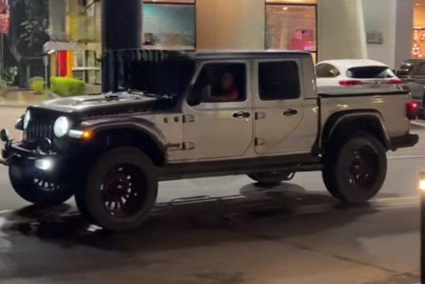 El Hermano Fausto, famoso tiktoker salvadoreño, sorprendió a sus seguidores al presumir su nueva Jeep Rubicon de lujo, adquirida gracias a sus contratos de alta gama. Además, se prepara para una pelea de boxeo que promete ser viral. Foto: Cortesía.