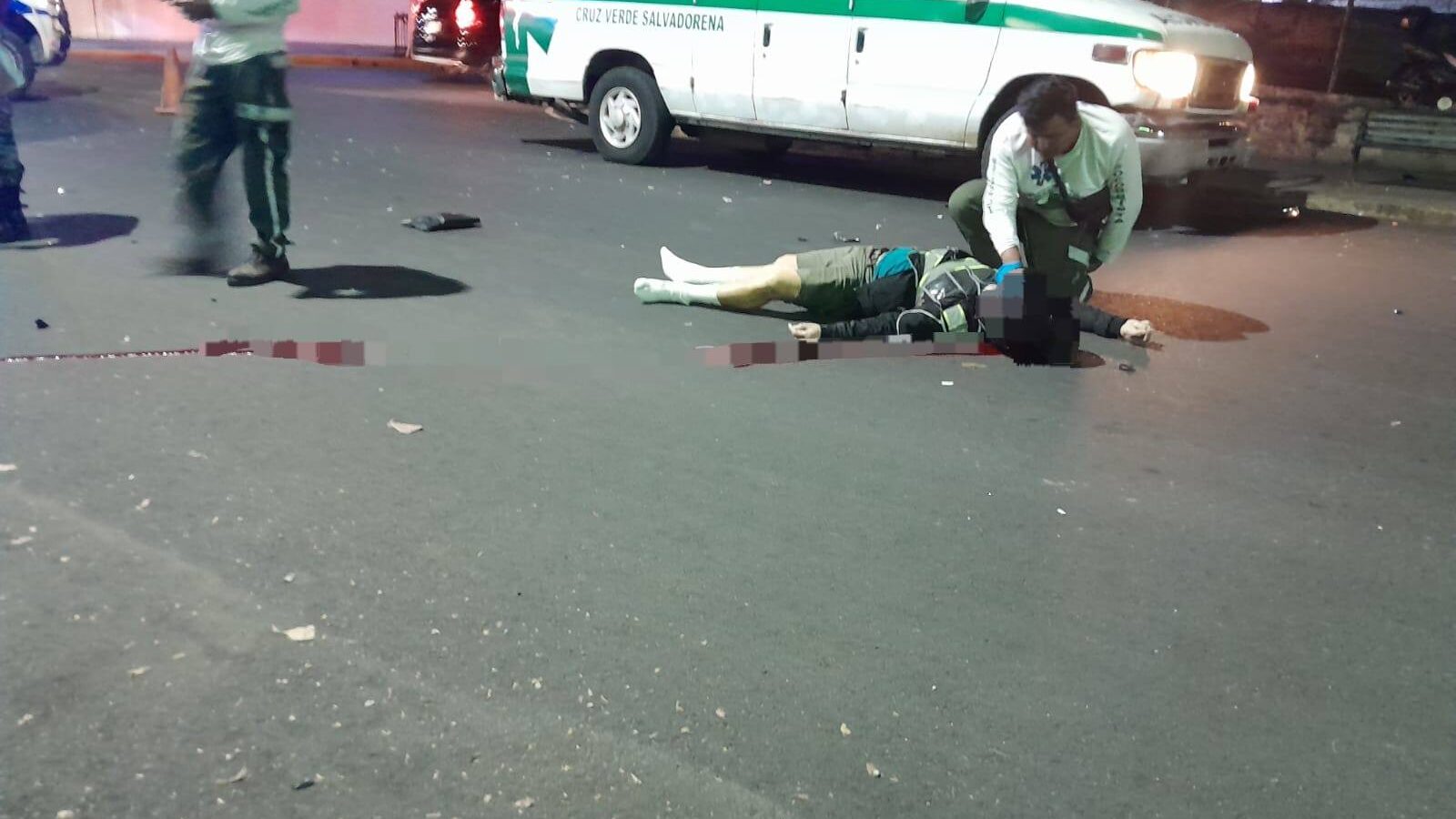 Un motociclista falleció tras irrespetar la señal de alto y ser impactado por una camioneta en Calle Arce, cerca de la Universidad Tecnológica, informó Cruz Verde Salvadoreña. Foto: Cruz Verde Salvadoreña.