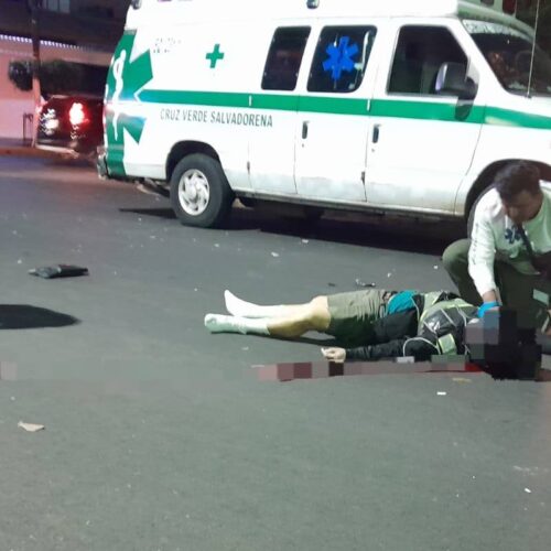 Un motociclista falleció tras irrespetar la señal de alto y ser impactado por una camioneta en Calle Arce, cerca de la Universidad Tecnológica, informó Cruz Verde Salvadoreña. Foto: Cruz Verde Salvadoreña.