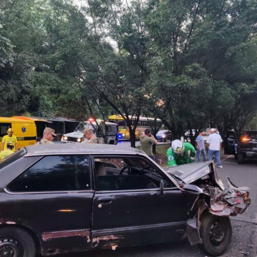 Cuatro personas resultaron lesionadas, incluyendo tres menores de edad, tras un grave accidente entre dos vehículos en el km 29 de la Carretera Panamericana. Foto: Cruz Verde.