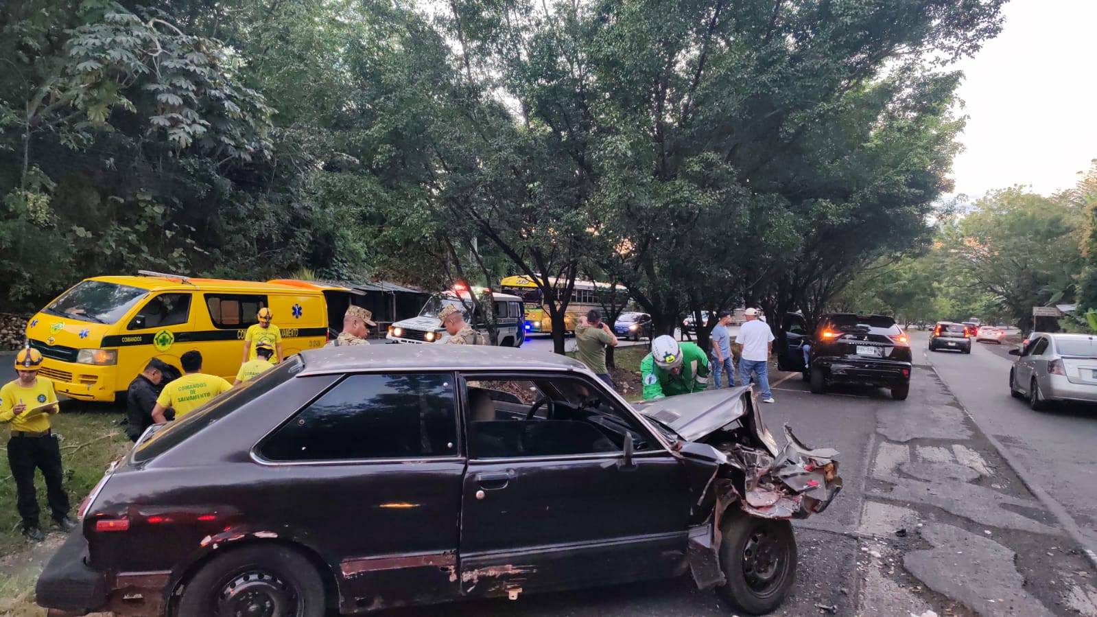 Cuatro personas resultaron lesionadas, incluyendo tres menores de edad, tras un grave accidente entre dos vehículos en el km 29 de la Carretera Panamericana. Foto: Cruz Verde.